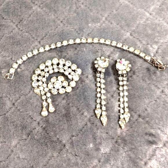 Vintage 1950's Rhinestone Set- Earrings, Brooche, Bracelet - Picture 6 of 17